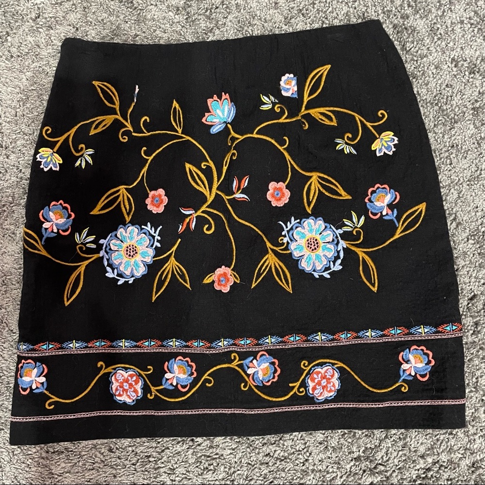 Ann Taylor LOFT Beautiful Embroidered Short Skirt Black w/Floral Design 4P